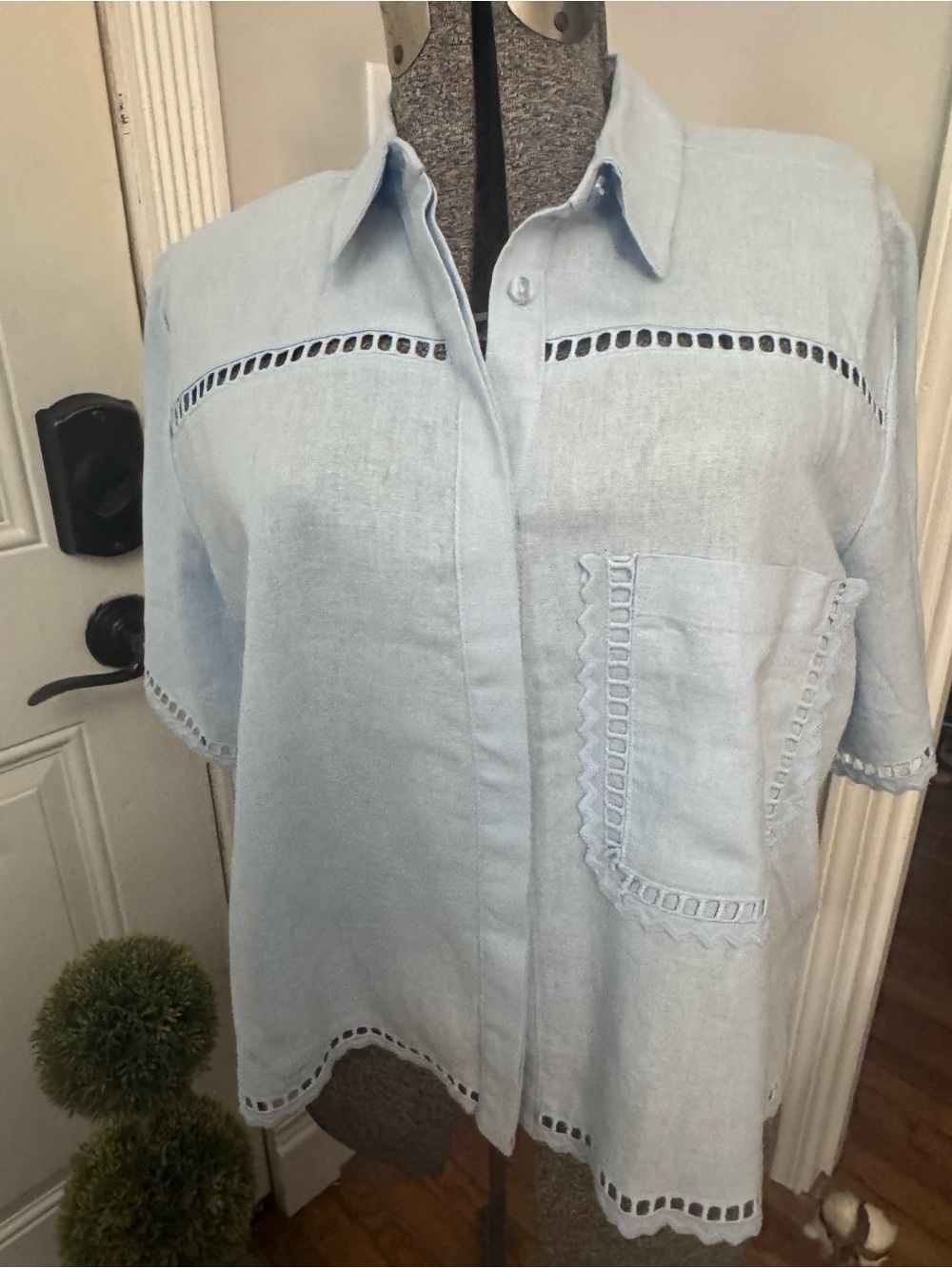 Women’s Calligraphie Light Blue Linen Blend Short-Sleeve Button Front Top Large